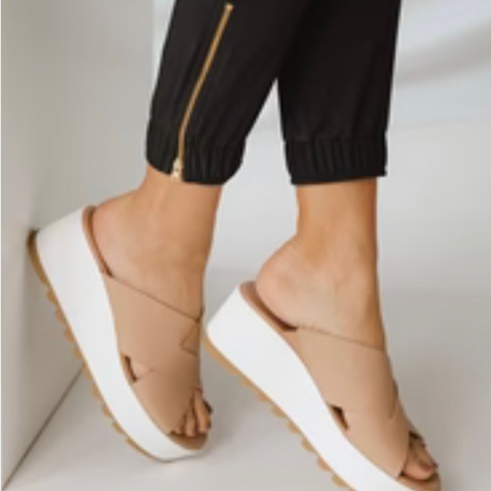 NEW Sorel Cameron Flatform Mule,
Honest Beige/Sea Salt Size 10